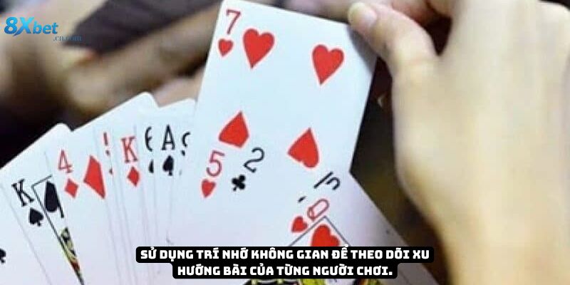 Chiến thuật ghi nhớ bài Tiến Lên bằng cách quan sát vị trí và hành động của đối thủ.