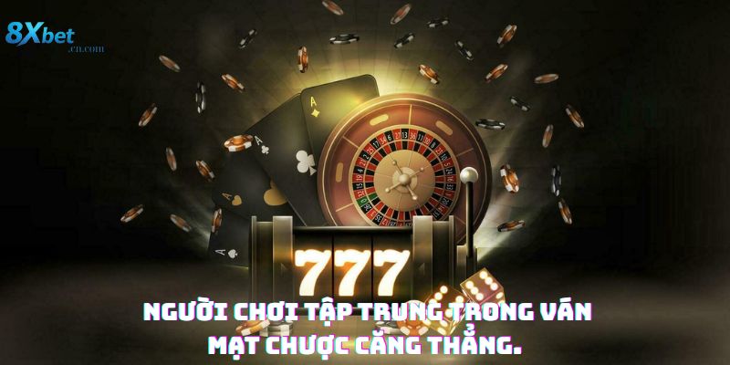 Người chơi tập trung trong ván mạt chược căng thẳng.